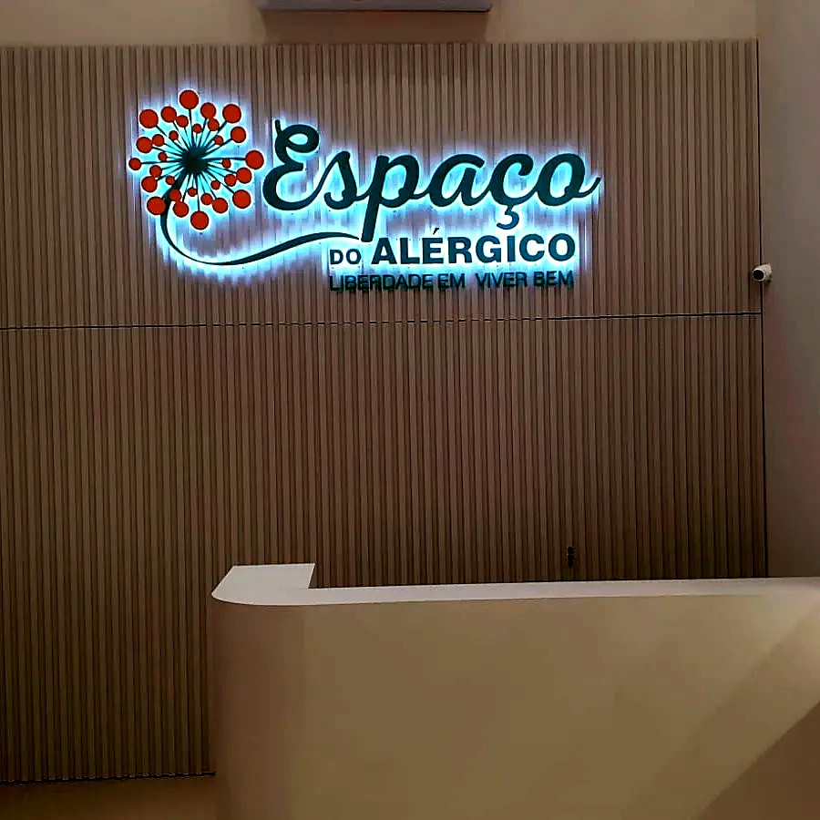 Recepção planejada com balcão e painel ripado