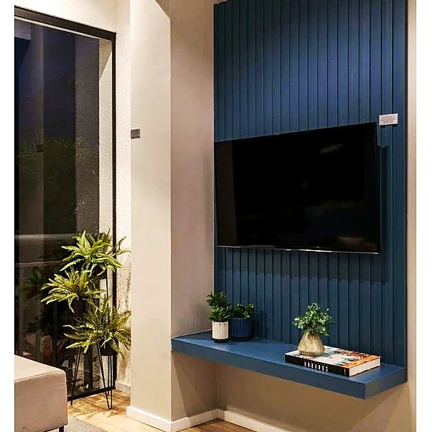 Painel de TV ripado azul com bancada suspensa